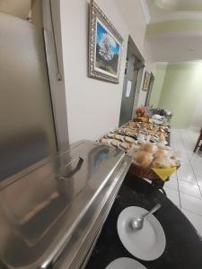 瓜鲁柳斯Ipê Guaru Hotel的一张自助餐,上面有一大堆甜甜圈