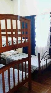 塔奈Perlies Inn Balcony House的一间卧室设有两张双层床和一扇窗户。