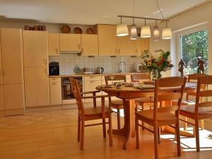 穆尔海姆Secret Garden的一间带木桌和椅子的厨房以及一间用餐室
