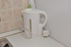 列蒂RietINN 1的厨房柜台上摆放着白色咖啡杯