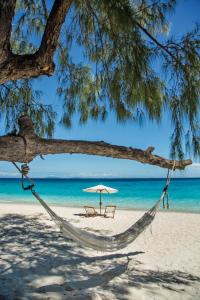 Nosy MitsioConstance Tsarabanjina - All Inclusive的海滩上的吊床,带遮阳伞和大海