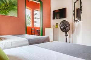 麦德林Ayenda Habana Vieja 1221的客房设有两张床和一台冰箱。