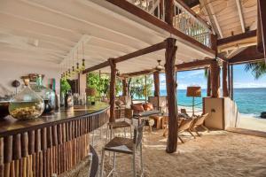 Nosy MitsioConstance Tsarabanjina - All Inclusive的一间酒吧,位于一间享有海景的客房