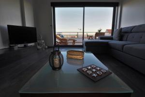 锡尼什Castle in Blue Apartments-Sea View的客厅配有沙发和桌子