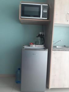 勒斯滕堡Masane Lodge的厨房里冰箱上面的微波炉