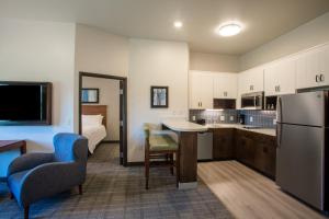 Staybridge Suites - Sioux Falls Southwest, an IHG Hotel的厨房或小厨房