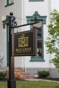 帕迪尤卡Belle Louise Historic Bed & Breakfast的房屋前的β房屋标志