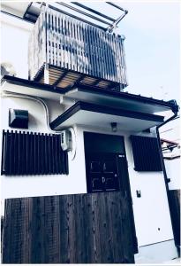 京都Kikunoyado - Vacation STAY 9814的房屋一侧的阳台