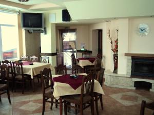 Borino黛西家庭酒店的一间带桌椅和壁炉的用餐室