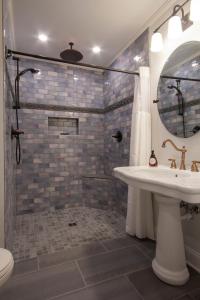 帕迪尤卡Belle Louise Historic Bed & Breakfast的一间带水槽和淋浴的浴室