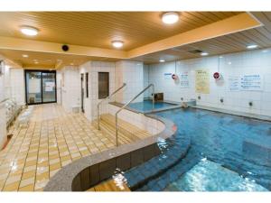 鹿儿岛Hotel Taisei Annex - Vacation STAY 04735v的大楼内的大型室内游泳池