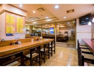 鹿儿岛Hotel Taisei Annex - Vacation STAY 04735v的餐厅设有长条酒吧和一些椅子