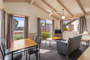 布雷布鲁克Discovery Parks - Melbourne的客厅配有桌椅和窗户。