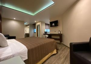 墨西哥城Hotel Escala Central del Norte的配有一张床和一张书桌的酒店客房