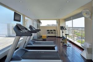 阿格拉Radisson Hotel Agra的健身房设有跑步机和大窗户