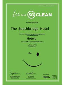 新加坡The Southbridge Hotel的绿色的传单,面带微笑