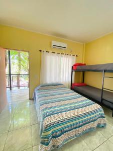 伊瓜苏港伊瓜苏公园旅馆的一间卧室配有一张床铺,床上有毯子