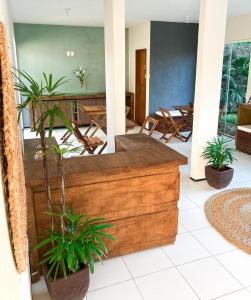 巴纳伊巴Pousada Porto Rio的客厅配有木凳和植物