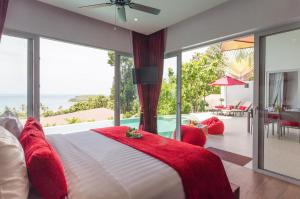 查汶Eranda Pool Spa Villa, Chaweng Koh Samui- SHA Extra Plus的一间卧室设有一张大床和一个大窗户