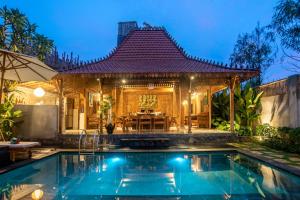 坎古PNB Bali Villas的一座带游泳池和房子的别墅