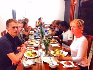 哈普特莱格雷斯假日简易别墅度假村的一群坐在餐桌上吃食物的人