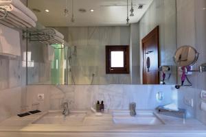 索列尔索耶尔大酒店的一间带两个盥洗盆和大镜子的浴室