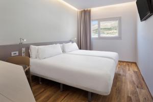 阿瓜杜尔塞B&B HOTEL Almería Vicar的窗户客房内的一张白色床