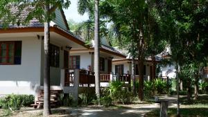 北榄坡莱伦普（农场和露营）假日公园的前面有棕榈树的房子
