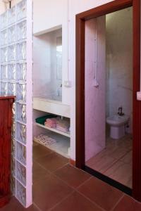 弗龙特拉Amazing Coast House On A Tranquil Organic Farm的一间带卫生间和水槽的浴室