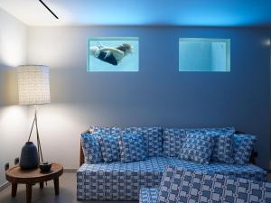 伊罗达Cayo Exclusive Resort & Spa的蓝色的客厅配有沙发和灯