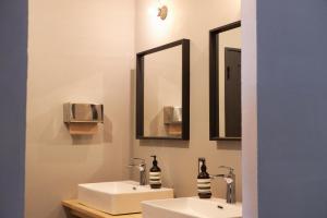 上田市hostel mog的浴室设有2个水槽和2面镜子