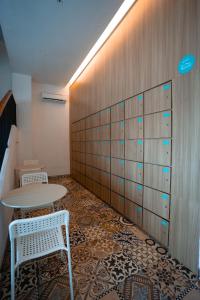 梭罗Bobopod Slamet Riyadi, Solo的一间设有桌子和两把椅子及墙壁的房间