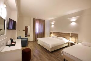尼科西亚中心酒店 - 市中心的酒店客房设有两张床和电视。