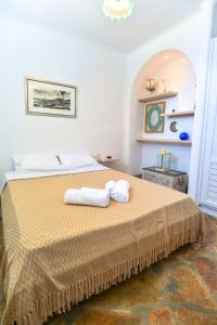 凯勒里瓦迪Panoramic Sea View Villa Saint Anna的一间卧室配有一张床,上面有两条毛巾