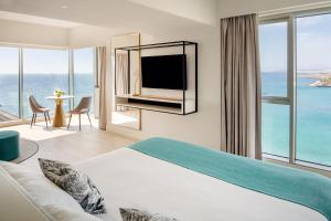 阿雷西费阿瑞斯弗格兰酒店及水疗中心的酒店客房设有一张大床,享有海景。
