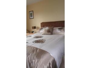 Calstock海厄查普尔农场住宿加早餐旅馆的一张带白色床单和枕头的床