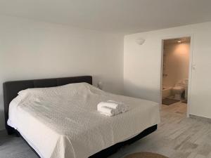 菲利普斯堡Appartement neuf en plein cœur de Philipsburg的一间卧室配有一张床,上面有两条毛巾