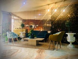 托雷拉韦加马尔克斯德桑蒂拉纳酒店的客厅配有蓝色的沙发和椅子