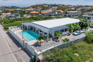 威廉斯塔德Boutique Hotel JT Curaçao的享有带游泳池的房屋的空中景致