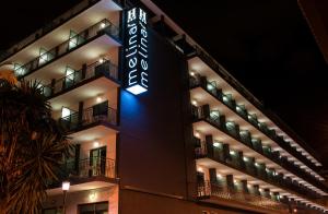 贝尼多姆梅丽娜酒店的一边有标志的酒店