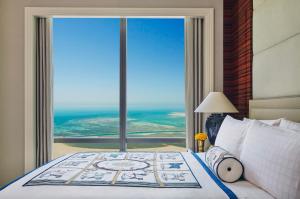 麦纳麦巴林海湾四季酒店的一间卧室设有一张大床和大窗户
