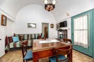 费拉Authentic Santorinian Home Experience的客厅配有桌子和沙发