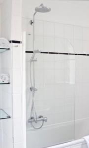 科隆布克霍尔兹市中心酒店的浴室里设有玻璃门淋浴