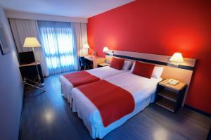 萨拉戈萨萨拉戈萨拉米罗1号宜必思尚品酒店的酒店客房,设有一张红色墙壁的床