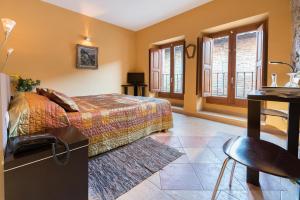 格拉塔略普斯卡尔罗普酒店的卧室配有一张床、一张书桌和窗户。