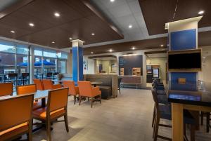 Holiday Inn Express & Suites - Fayetteville South, an IHG Hotel餐厅或其他用餐的地方