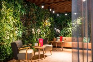 阿姆斯特尔芬阿姆斯特丹城南阿达焦酒店的配有带桌椅的绿色墙壁的客房