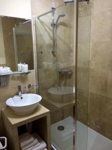 Whittonstall船锚旅馆的一间带水槽和玻璃淋浴的浴室
