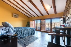 格拉塔略普斯卡尔罗普酒店的一间卧室配有一张床,享有海景