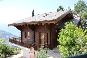 韦松纳Eanta SUNNY & MOUNTAIN chalet 10 pers by Alpvision Résidences的一座带屋顶的小木房子